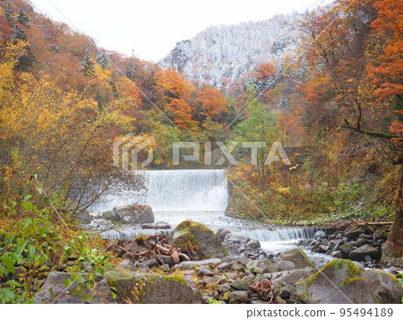 Great view of Hokkaido Tenninkyo Onsen autumn leaves 95494189