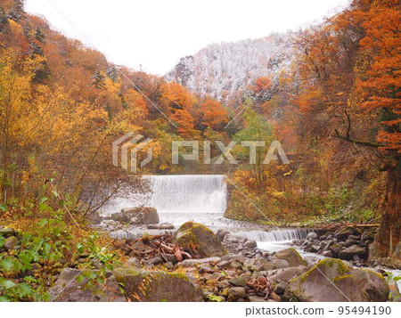 Great view of Hokkaido Tenninkyo Onsen autumn leaves 95494190