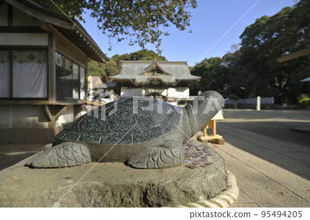 以中大獎而聞名的坂津磯崎神社的幸運龜 以中大獎而聞名的坂津磯崎神社的幸運龜 95494205