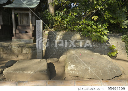 以贏得大彩票而聞名的坂津磯崎神社的水戶成明座石 以贏得大彩票而聞名的坂津磯崎神社的水戶成明座石 95494209