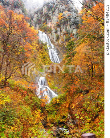北海道秋季天寧峽溫泉羽衣瀑布的壯麗景色 95494215
