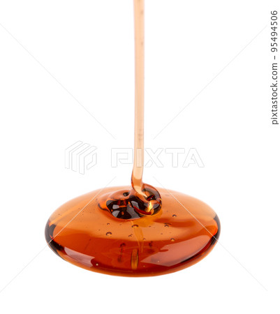 Caramel syrup drizzle isolated on white background. Splashes of sweet caramel sauce. 95494506