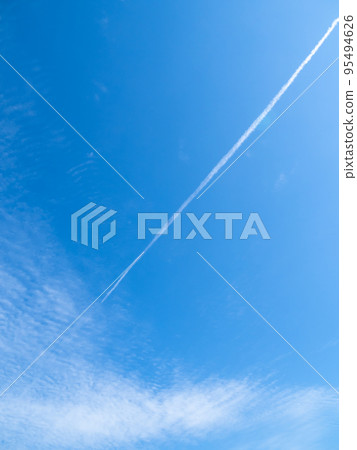 秋天的天空和凝結尾跡。 95494626