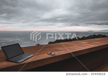 工作影像在海景露台上 95494628