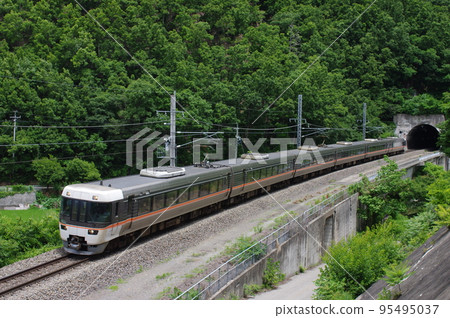 Shinonoi Line Shinano 383 series near Akashina 95495037