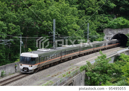 Shinonoi Line Shinano 383 series near Akashina Shinonoi Line Shinano 383 series near Akashina 95495055