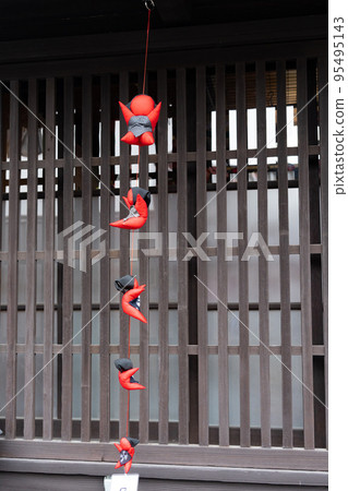 A substitute monkey hanging under the eaves A substitute monkey hanging under the eaves 95495143