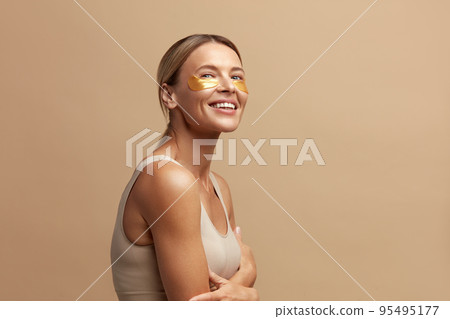 Eye Skin Beauty. Beautiful Woman With Collagen Hydrogel Eye Patches Under Eyes Eye Skin Beauty. Beautiful Woman With Collagen Hydrogel Eye Patches Under Eyes 95495177