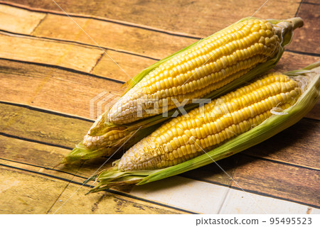 Corn on the wooden floor An ear of corn isolated on a white background Export products Processed 95495523