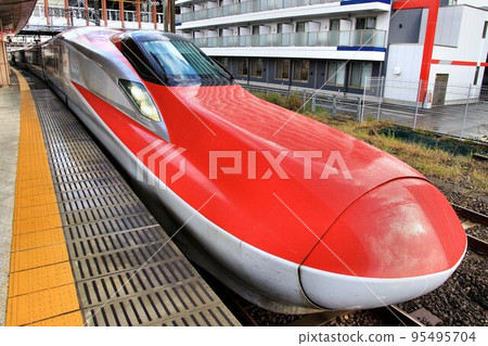 到達秋田站的秋田新幹線“小町” 95495704