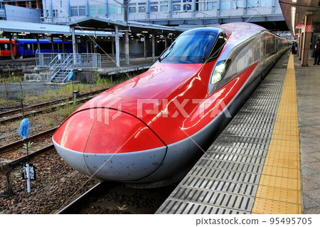 到達秋田站的秋田新幹線“小町” 95495705