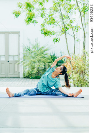 一個小伙子瑜伽 一個小伙子瑜伽 95496228