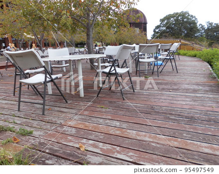 戶外桌椅整齊地擺放在木質露台上。 95497549