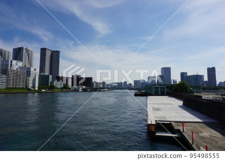 Japan's first Futaba bascule bridge over the Sumida River The Sumida River seen from Kachidoki Bridge, a nationally designated important cultural property 95498555