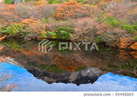 Autumn Mt. Chausu reflected in the gourd pond 95498805