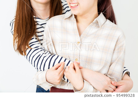 年輕女大學生微笑著擁抱 年輕女大學生微笑著擁抱 95499328