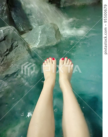 進入溫泉的女人的腿 進入溫泉的女人的腿 95500679