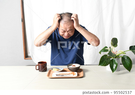 飯前煩惱的高齡老人 飯前煩惱的高齡老人 95502537