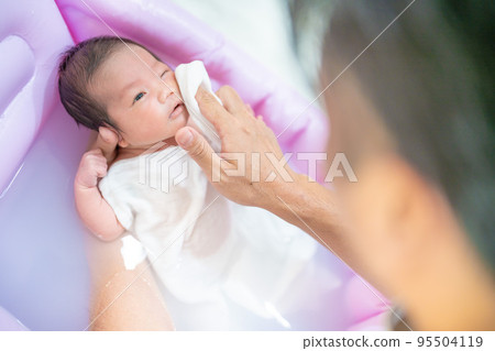 洗澡洗臉的嬰兒(新生兒、爸爸、爸爸、小孩、小孩、0歲、育兒、育兒、入浴、入浴) 洗澡洗臉的嬰兒(新生兒、爸爸、爸爸、小孩、小孩、0歲、育兒、育兒、入浴、入浴) 95504119