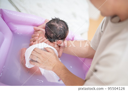 洗澡時背著洗的嬰兒(新生兒,爸爸,父親,孩子,兒童,0歲,育兒,育兒,洗澡, 洗澡時背著洗的嬰兒(新生兒,爸爸,父親,孩子,兒童,0歲,育兒,育兒,洗澡, 95504126