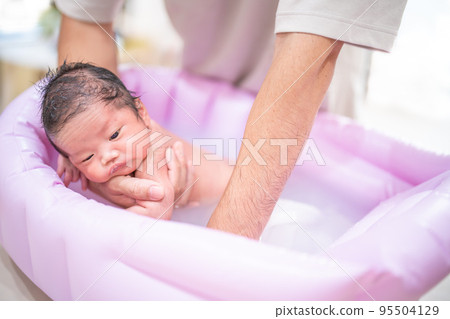 嬰兒洗澡時臉朝下洗（新生兒，爸爸，父親，孩子，兒童，0歲，育兒，育兒，洗澡，洗澡） 95504129