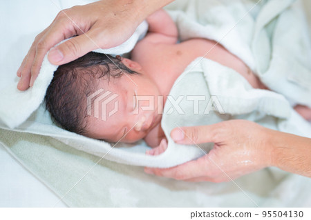 嬰兒洗澡後擦(新生兒、爸爸、爸爸、孩子、小孩、0歲、育兒、育兒、洗澡、洗澡) 嬰兒洗澡後擦(新生兒、爸爸、爸爸、孩子、小孩、0歲、育兒、育兒、洗澡、洗澡) 95504130