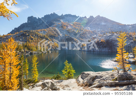 Alpine lake 95505186
