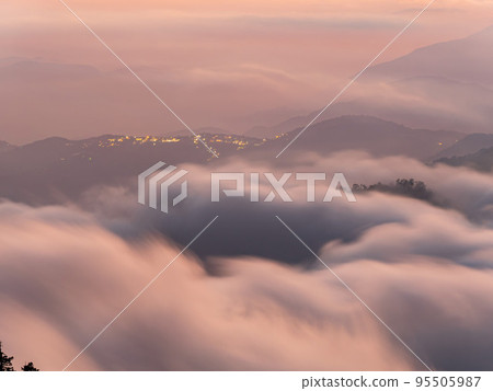 Sunset beautiful landscape of Sea of clouds over Hehuanshan Sunset beautiful landscape of Sea of clouds over Hehuanshan 95505987