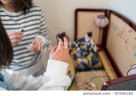 Decorate the hina dolls. Put away the dolls. 95506189