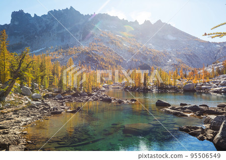 Alpine lake 95506549