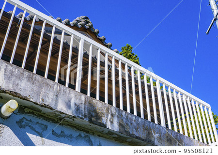 DIY painting walls and iron fences 95508121
