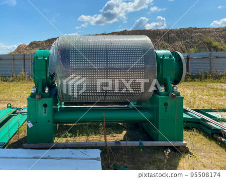 Large industrial metal drum for an oil refinery petrochemical plant equipment 95508174