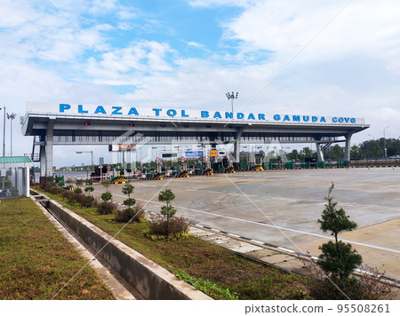 KUALA LUMPUR, MALAYSIA -JUNE 4, 2022: The route enters the toll road. The incoming vehicles are separated according to the category and type of payment to be made. KUALA LUMPUR, MALAYSIA -JUNE 4, 2022: The route enters the toll road. The incoming vehicles are separated according to the category and type of payment to be made. 95508261