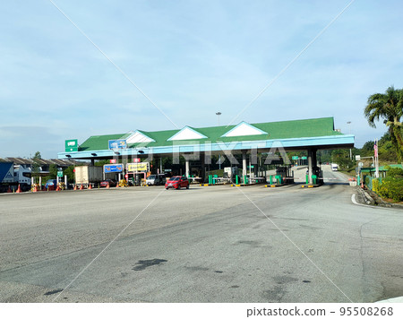KUALA LUMPUR, MALAYSIA -JUNE 4, 2022: The route enters the toll road. The incoming vehicles are separated according to the category and type of payment to be made. 95508268