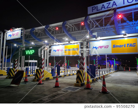 KUALA LUMPUR, MALAYSIA -JUNE 4, 2022: The route enters the toll road. The incoming vehicles are separated according to the category and type of payment to be made. 95508270