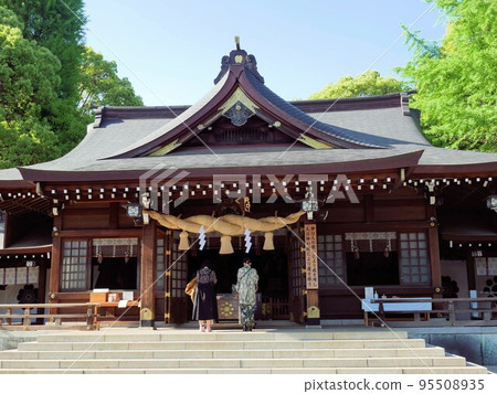 A woman visiting Izumi Shrine (Suizenji Park, Kumamoto City) 95508935
