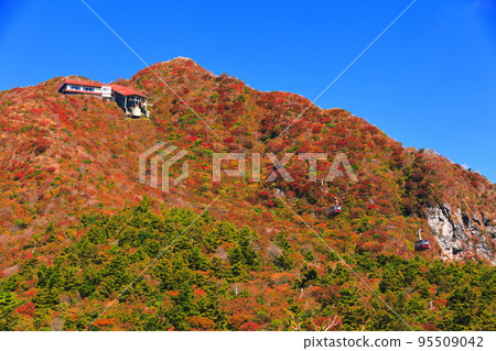 [Nagasaki Prefecture] Autumn leaves at Nita Pass in fine weather (Mt. Unzen) 95509042
