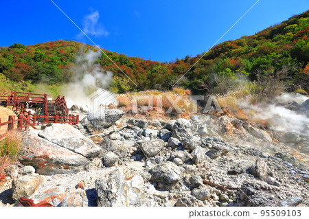 [Nagasaki Prefecture] Unzen Jigoku (Daikyokan Jigoku) with autumn leaves on a sunny day 95509103