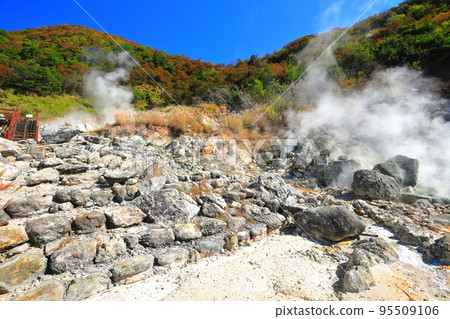 [Nagasaki Prefecture] Unzen Jigoku (Daikyokan Jigoku) with autumn leaves on a sunny day 95509106
