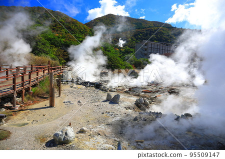 [Nagasaki Prefecture] Unzen Jigoku (Seishichi Jigoku) with autumn leaves on a sunny day 95509147