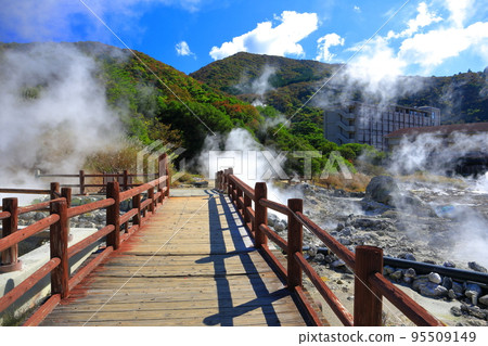 [Nagasaki Prefecture] Unzen Jigoku (Seishichi Jigoku) with autumn leaves on a sunny day 95509149