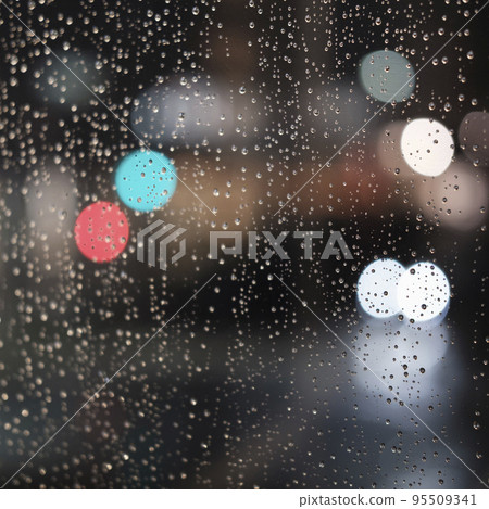 雨天窗外倒映的風景 95509341