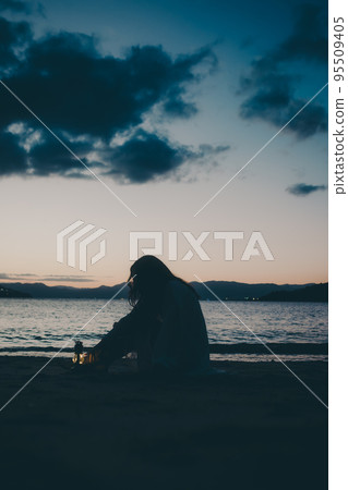 站在沙灘上的女人的剪影照片 95509405