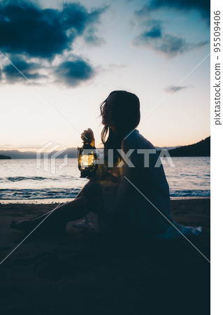 站在沙灘上的女人的剪影照片 95509406