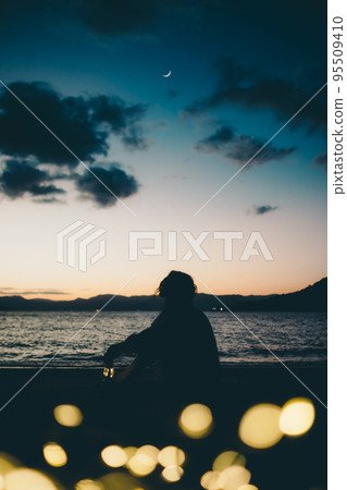 站在沙灘上的女人的剪影照片 95509410