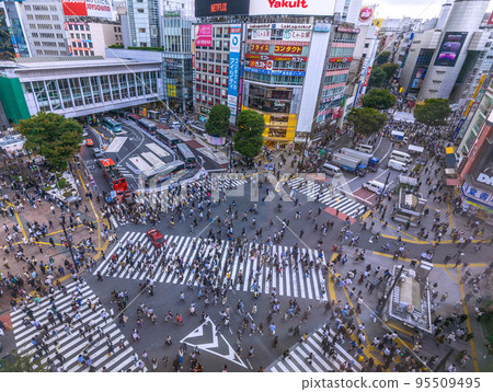 日本東京都市風景在音樂節上,後面澀谷109前面的道路被封鎖,變成了人行道。擁擠的澀谷= 10月16日 日本東京都市風景在音樂節上,後面澀谷109前面的道路被封鎖,變成了人行道。擁擠的澀谷= 10月16日 95509495