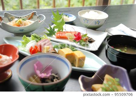 Image of breakfast at a ryokan 95509706
