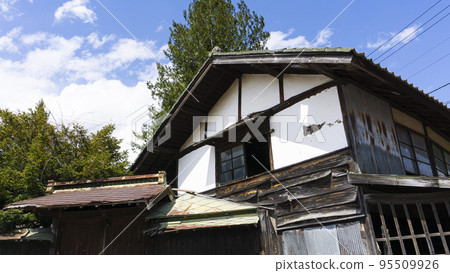 Old dilapidated vacant house 95509926