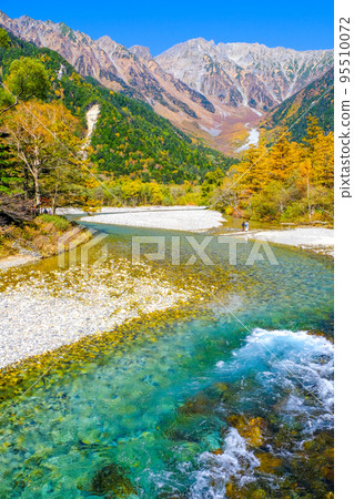 從河童橋眺望穗高山脈（垂直） 95510072