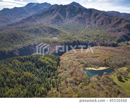 笹嶺高原和高妻山和山的美麗秋葉 笹嶺高原和高妻山和山的美麗秋葉 95510388